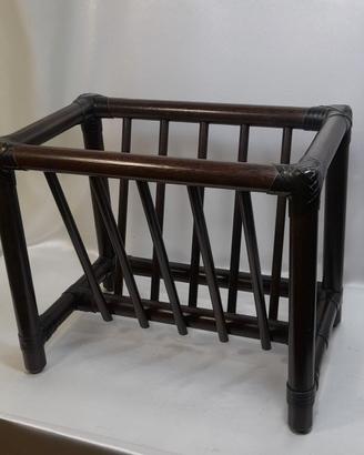 portariviste in legno scuro con legature in pelle