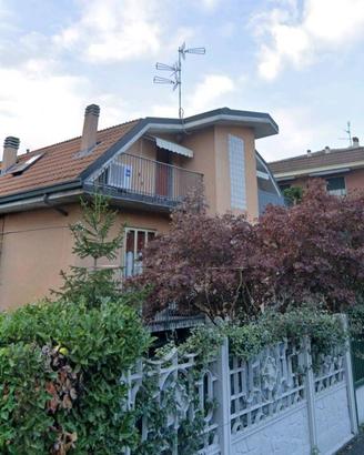 Villa di 300 m² con più di 5 locali e box auto dop
