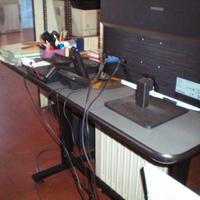 scrivania da ufficio con due sedie
