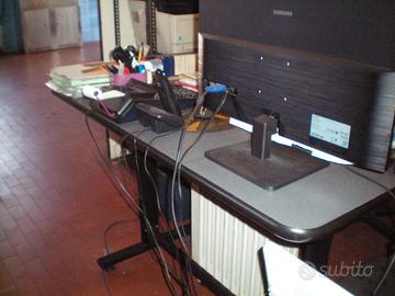 scrivania da ufficio con due sedie