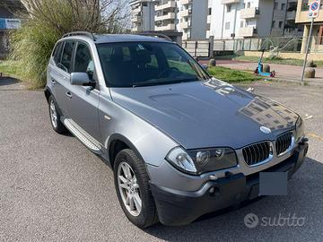 BMW X3 3.0d - portellone posteriore danneggiato