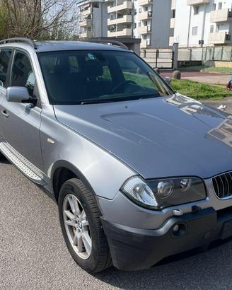 BMW X3 3.0d - portellone posteriore danneggiato