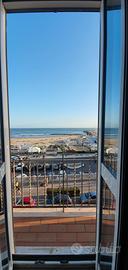 Nettuno attico fronte mare 