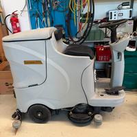 Lavapavimenti uomo a bordo ct 110