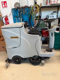 Lavapavimenti uomo a bordo ct 110