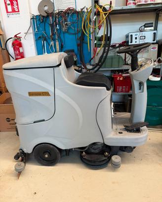 Lavapavimenti uomo a bordo ct 110
