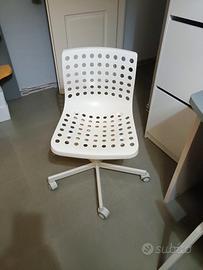 sedia con rotelle.  bianca