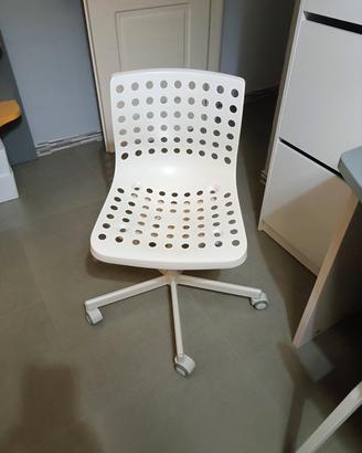 sedia con rotelle.  bianca