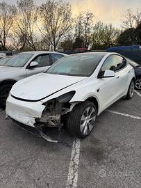 Tesla Model Y Long Range AWD INCIDENTATA