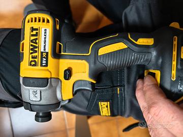 Trapano avvitatore impulsi DeWalt e batteria 