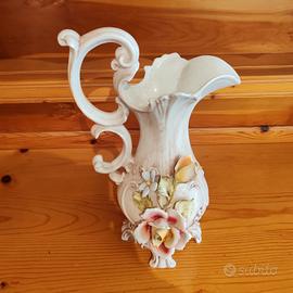 vaso in ceramica con motivo decorativo floreale 