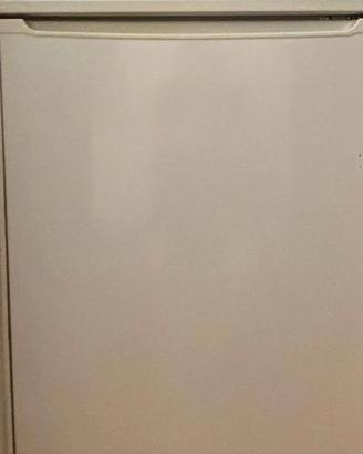 frigo, lavastoviglie e piano cottura con forno