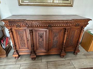 Grande credenza antica in noce intagliato