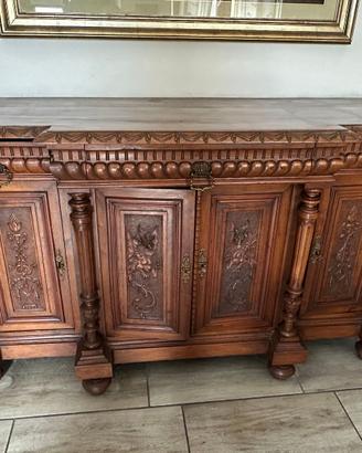 Grande credenza antica in noce intagliato