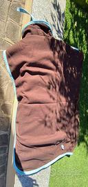 Pile marrone con bordi azzurri