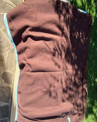 Pile marrone con bordi azzurri