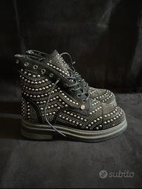 Stivali neri Swish Jeans con borchie e strass