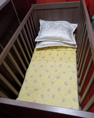 Culla e corredino usati pochissimo. 