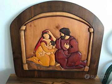 Scultura in legno con immagine sacra
