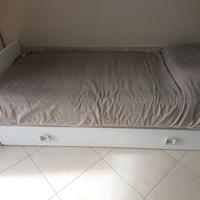  cameretta con scrivania  