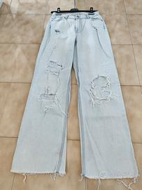 Jeans strappati a gamba larga