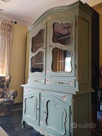 Credenza con vetrina in stile Provenzale.