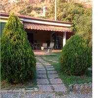 Villa vicina al mare (3-4 km) con 2100 m2 di terre