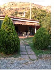 Villa vicina al mare (3-4 km) con 2100 m2 di terre