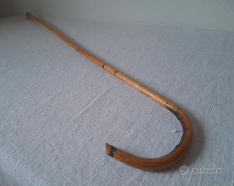 Vecchio bastone in legno chiaro da pastore