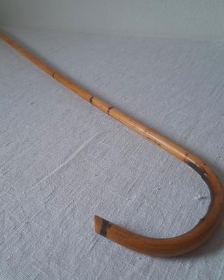 Vecchio bastone in legno chiaro da pastore