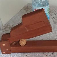 schiaccianoci in legno artigianale