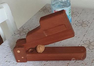 schiaccianoci in legno artigianale