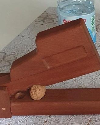 schiaccianoci in legno artigianale