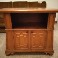 Mobile per televisione vintage con rotelle