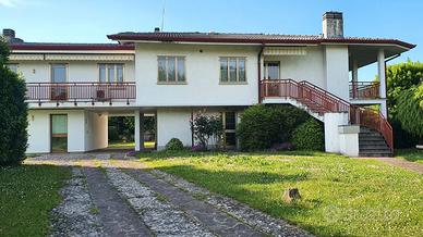 Villa bifamiliare con giardino vicino palmanova