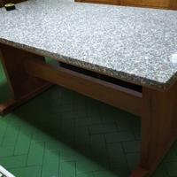 Tavolo in legno con piano in granito