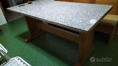 Tavolo in legno con piano in granito