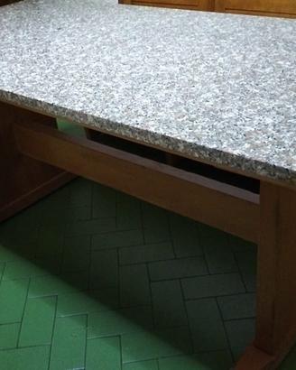 Tavolo in legno con piano in granito