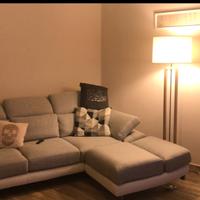 Divano grigio chiaro con pouf staccabile