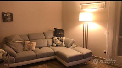 Divano grigio chiaro con pouf staccabile