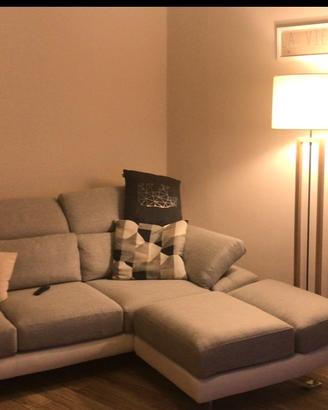 Divano grigio chiaro con pouf staccabile