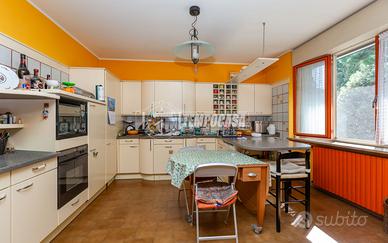 VILLA INDIPENDENTE LIBERA SU 4 LATI, CENTRO , SAVI