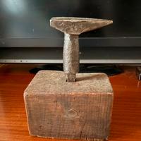 Antica incudine primitiva del XIX secolo su ceppo
