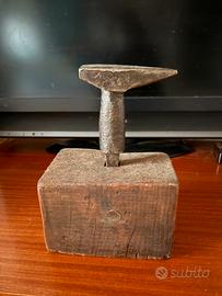 Antica incudine primitiva del XIX secolo su ceppo