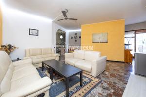 QUADRILOCALE CON AMPIO BOX E CANTINA!