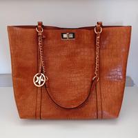 Borsa color cuoio con dettagli dorati