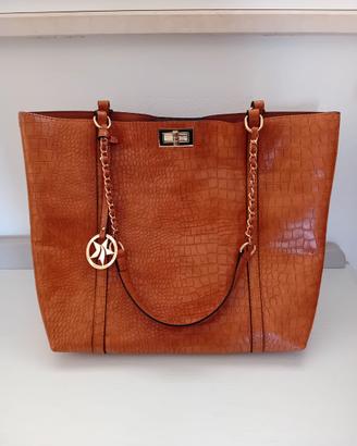 Borsa color cuoio con dettagli dorati