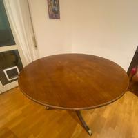 Tavolo in legno con 4 sedie