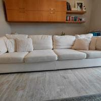 Divano in cotone bianco.
