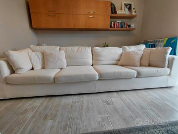 Divano in cotone bianco.